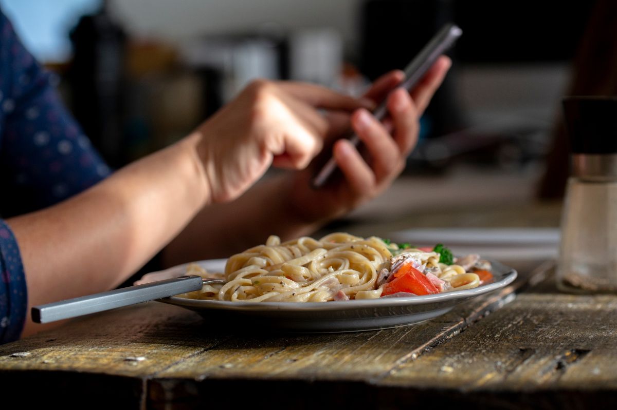 Eating and phone should not go together.