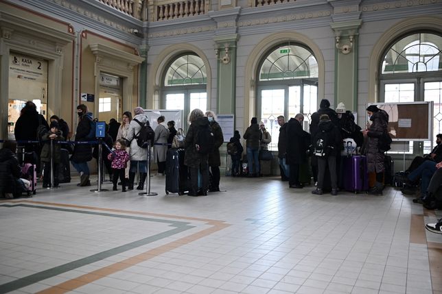 Punkt recepcyjny dla uchodźców z Ukrainy, utworzony przy dworcu kolejowym w Przemyślu