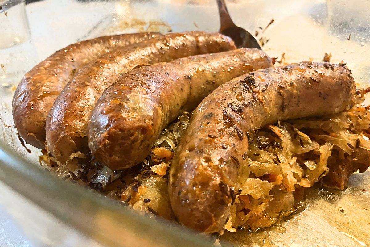 Co roku na Wielkanoc piekę białą kiełbasę na kapuście. Znika ze stołu szybciej niż pasztet czy pieczeń