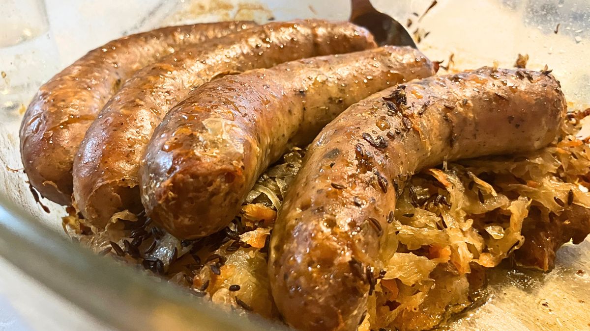 Biała kiełbasa pieczona na kapuście kiszonej