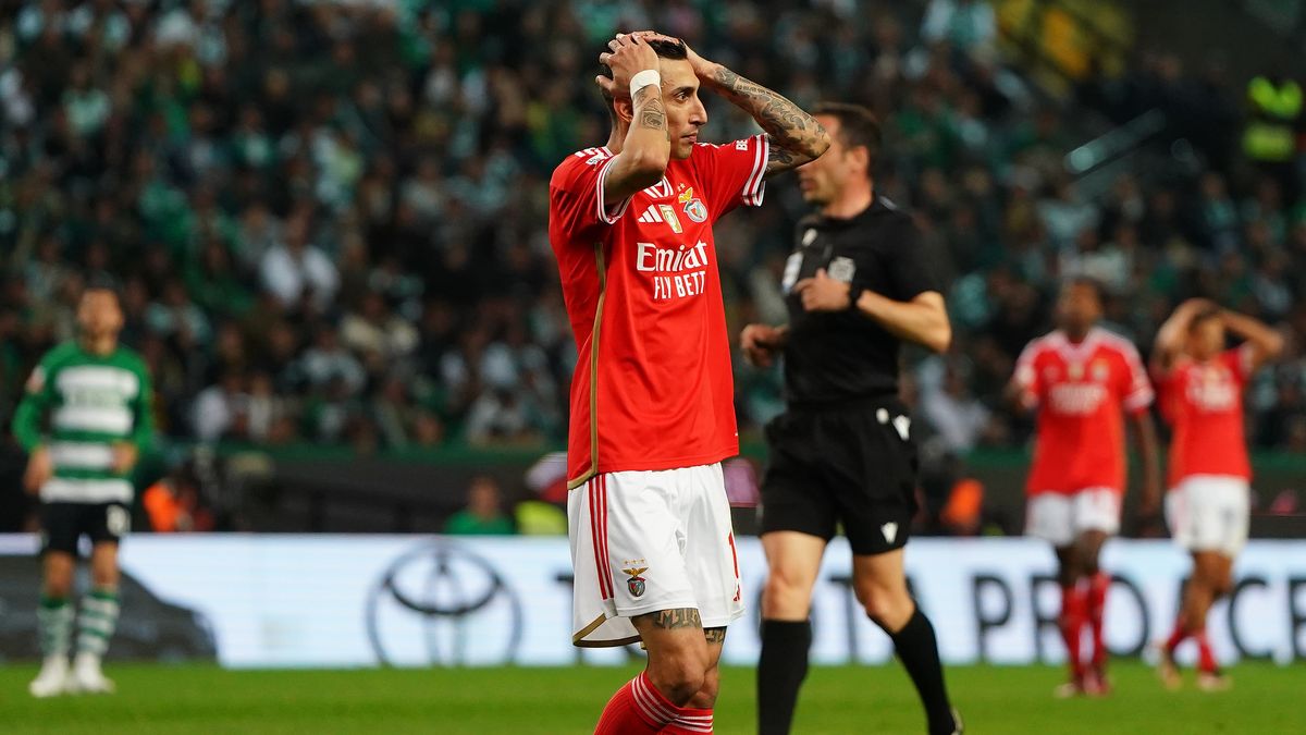 LISBON, PORTUGAL - APRIL 6:  Angel Di Maria of SL Benfica reaction after missing a goal opportunity during the Liga Portugal Betclic match between Sporting CP and SL Benfica at Estadio Jose Alvalade on April 6, 2024 in Lisbon, Portugal.  (Photo by Gualter Fatia/Getty Images)