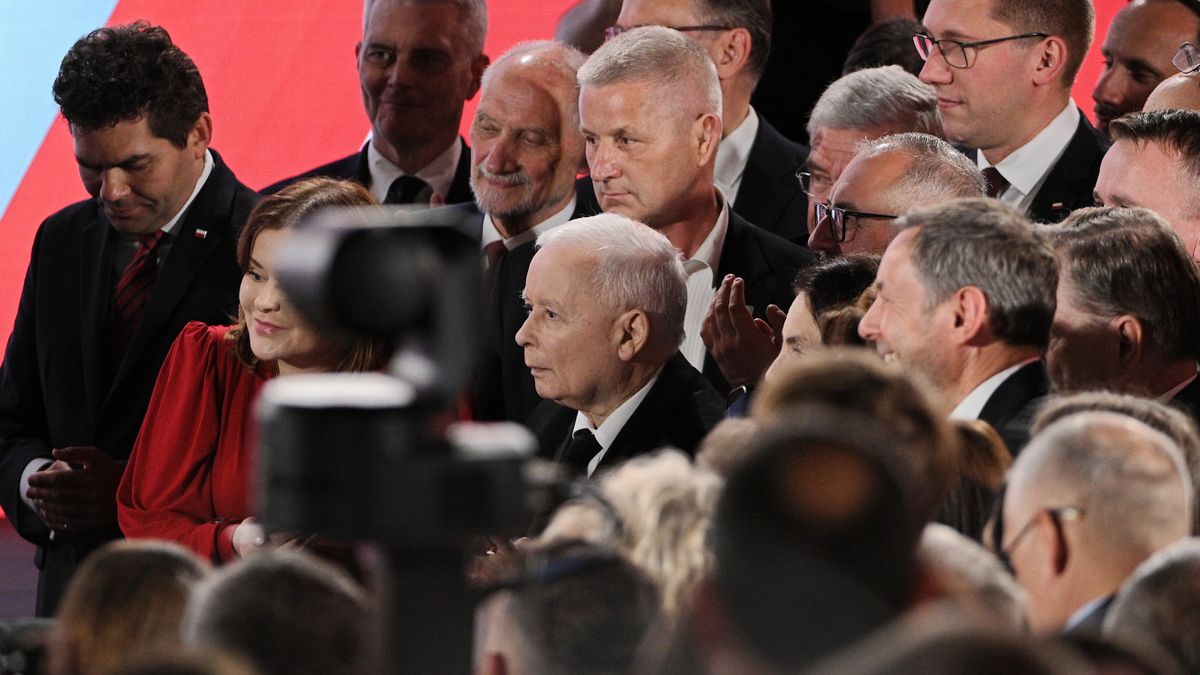 Jaros�aw Kaczy�ski
Warszawa, 01.06.2025. Wybory prezydenta RP - II tura. Prezes PiS Jaros�aw Kaczy�ski (C) w sztabie wyborczym kandydata Komitetu Obywatelskiego, popieranego przez PiS prezesa IPN Karola Nawrockiego, 1 bm. w Warszawie. Zako�czy�o si� g�osowanie w II turze wybor�w prezydenta RP. (mr) PAP/Marcin Obara
Marcin Obara
II, II tura, koniec ciszy wyborczej, prezydenckie, prezydenta rp, reakcja, reakcje, sztab, wybory, wynik