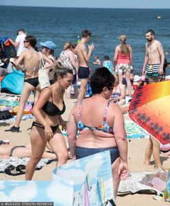 Biorą mąkę na plażę. Trik robi furorę