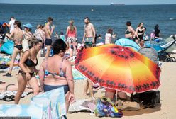 Biorą mąkę na plażę. Trik robi furorę