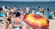 Biorą mąkę na plażę. Trik robi furorę