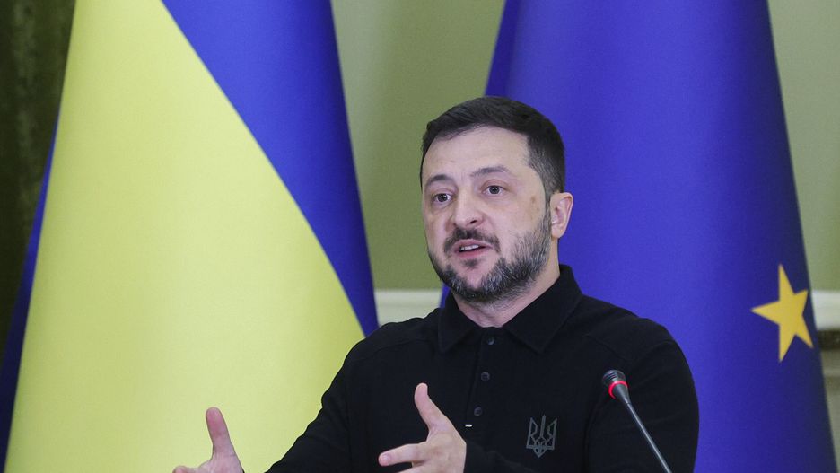 Ukrainian President Volodymyr Zelensky attends a press conference with European Parliament President Metsola following their meeting in Kyiv, Ukraine, 17 September 2025. Metsola arrived in Kyiv to meet with top Ukrainian officials, amid the Russian invasion. EPA/SERGEY DOLZHENKO Dostawca: PAP/EPA.
