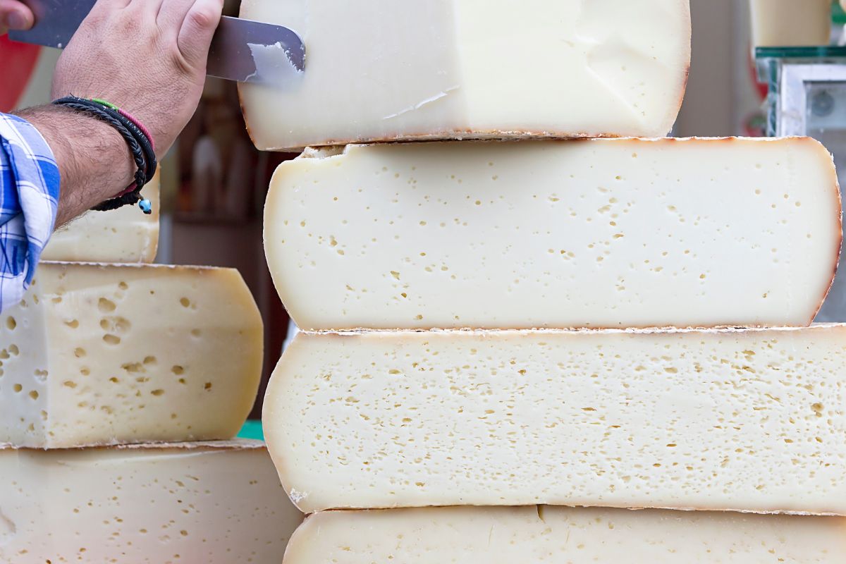 Wcale nie parmezan. Najlepszy ser do zapiekanek i makaronów nawet nie pochodzi z Włoch