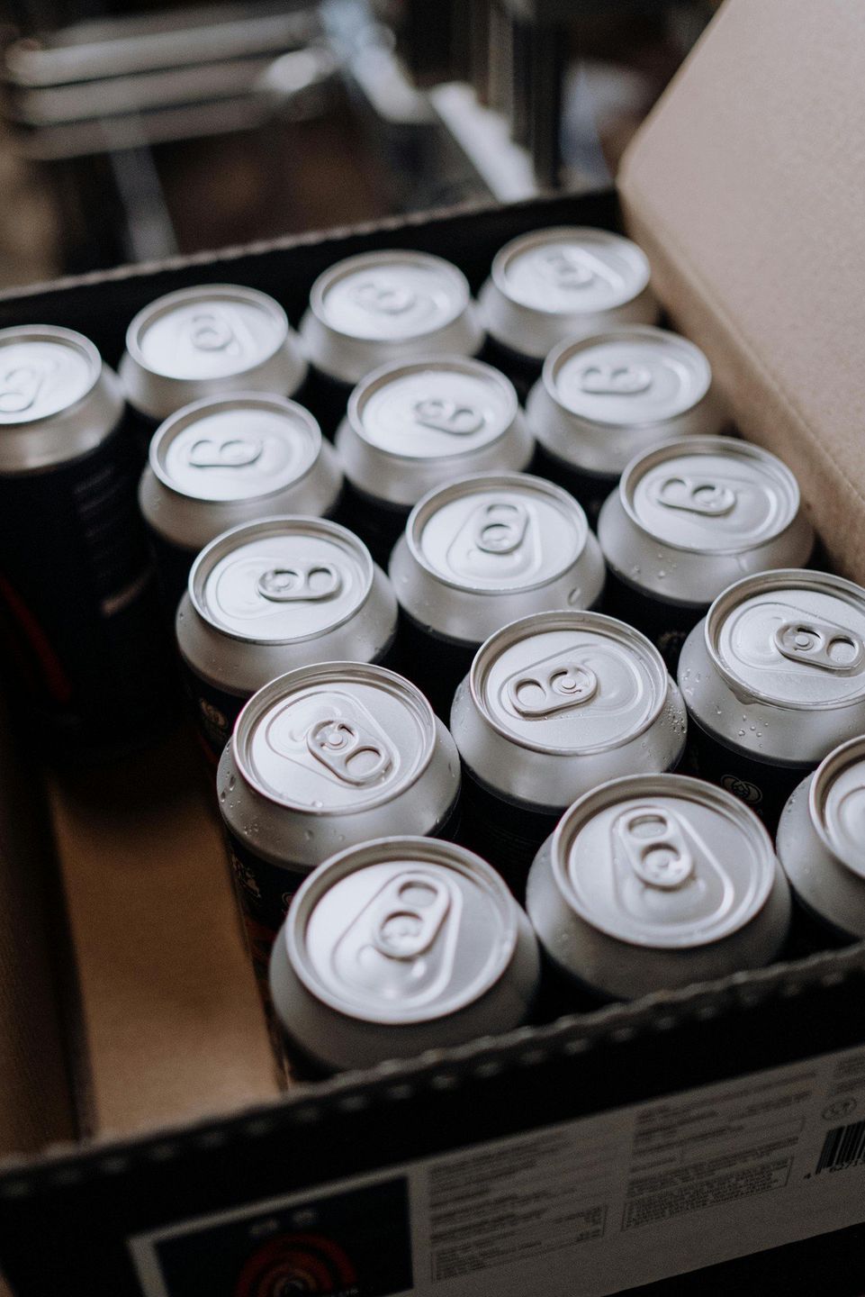 Nowe regulacje obejmą również popularne napoje gazowane. Coca-Cola, Pepsi czy Sprite mogą podrożeć nawet o kilkanaście procent. Wyższe ceny mają skłonić producentów do ograniczenia zawartości cukru w recepturach i promowania zdrowszych alternatyw dla klientów.↓ WIĘCEJ INFORMACJI, PRZEWIŃ W DÓŁ ↓