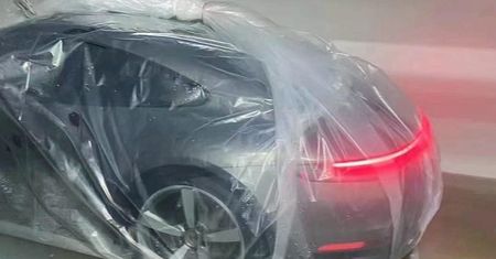 Jak uchronić auto przed powodzią? Można na przykład wsadzić je w plastikową torbę