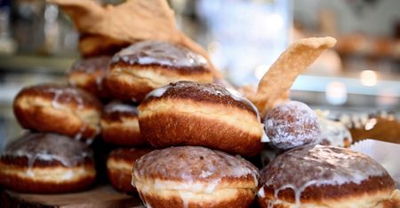 W tłusty czwartek pączki za 29 groszy. Znane sieci robią ogromne promocje