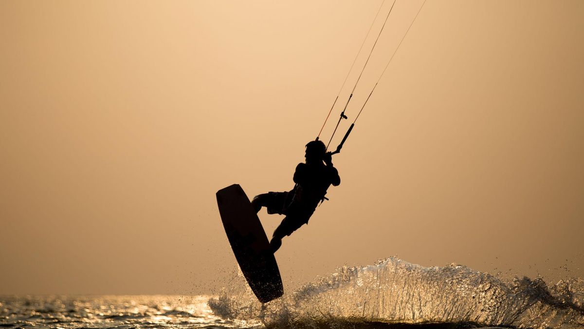 Kitesurfing, czyli ślizg po wodzie na desce wyposażonej w latawiec, to jedna z najmłodszych i najpopularniejszych dyscyplin sportów wodnych.