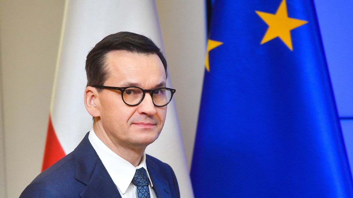 Bruksela, Belgia, 10.02.2023. Premier Mateusz Morawiecki podczas konferencji prasowej w siedzibie Stałego Przedstawicielstwa RP przy UE w Brukseli, 10 bm. Premier Morawiecki wziął udział w nadzwyczajnym posiedzeniu Rady Europejskiej, na którym szefowie państw i rządów UE rozmawiali o agresji Rosji na Ukrainę, gospodarce i nielegalnej imigracji. (jm) PAP/Radek Pietruszka