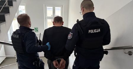 Matka była w szpitalu z dziećmi. W tym czasie miał katować Oliwkę