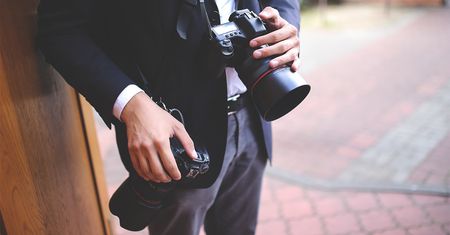 Brides Magazine radzi: Upewnij się, że fotograf ślubny używa „Cannona lub Nikona”