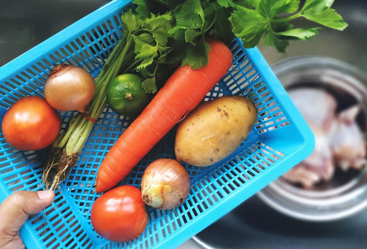 Jedne warzywa lepiej jeść na surowo, inne po obróbce termicznej. Wyjaśniamy dlaczego