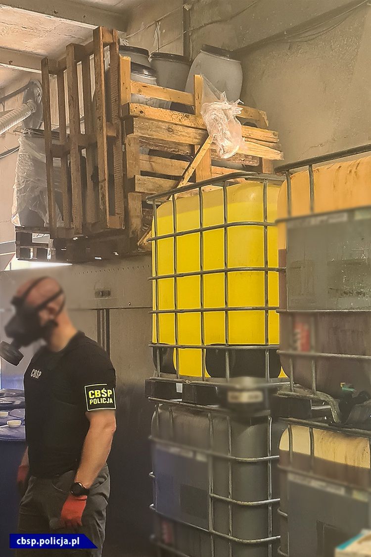 Służby zlikwidowały jedną z największych fabryk narkotyków w Polsce