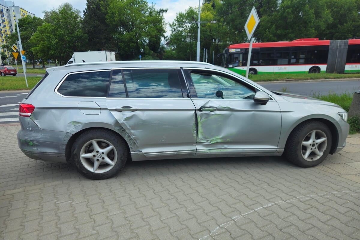 Zderzenie autobusu komunikacji miejskiej z volkswagenem na rondzie Berbeckiego