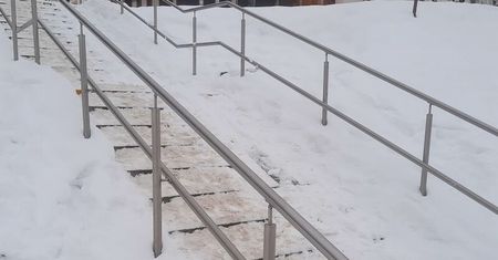 Od opadów śniegu minęło kilka dni, a schody na osiedlu wyglądają tak