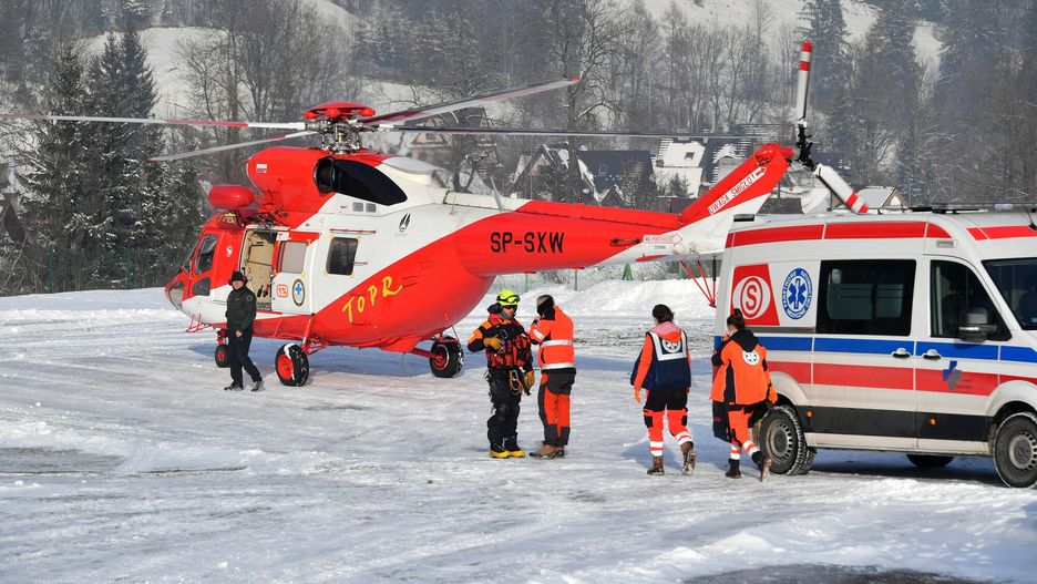 Pracowity koniec roku dla TOPR
Fot. Pawel Murzyn/East News, Zakopane, 27.12.2021. Smiglowiec TOPR w akcji.W Tatrach panuja trudne warunki pogodowe. W wyzszych partiach gor lezy ponad metr sniegu, obowiazuje drugi stopien zagrozenia lawinowego.
Pawel Murzyn