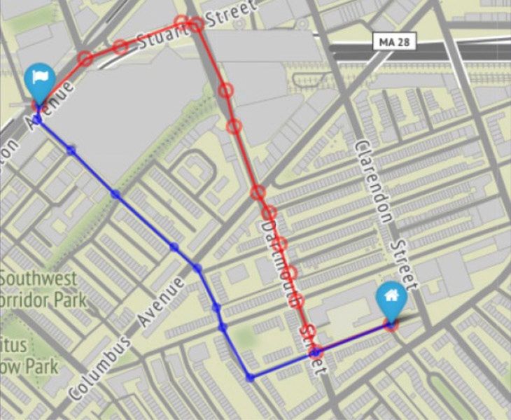 Większość pieszych wybrała trasę czerwoną, choć niebieska jest krótsza.