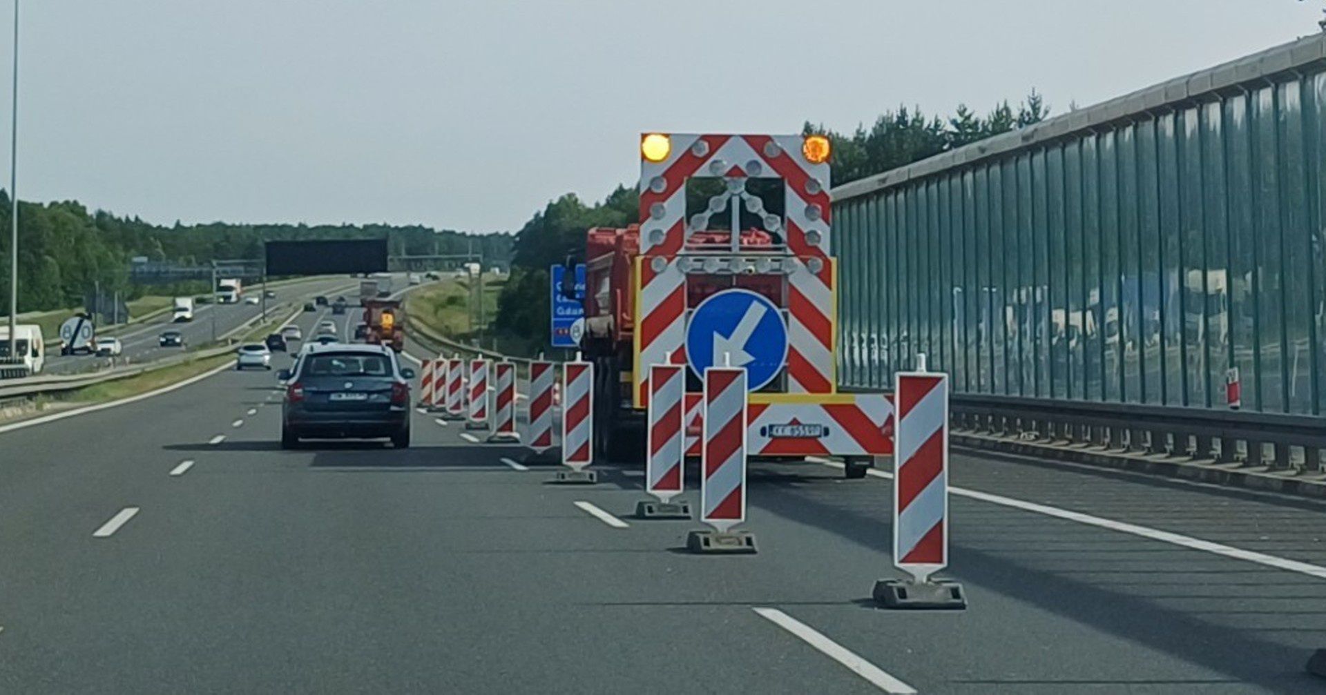 Na autostradzie A1 tuż za węzłem Żory wyłączony z ruchu jest fragment prawego pasa jezdni