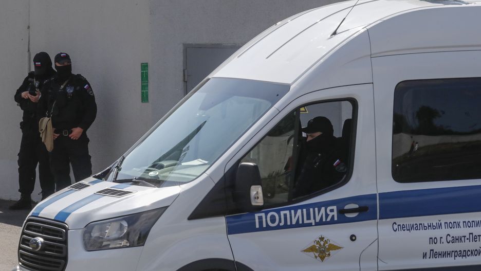 Russian policemen block the access to the PMC (Private Military Company) Wagner Center building in St. Petersburg, Russia, 24 June 2023. Russian authorities on 24 June raided the Wagner offices after the groupâ��s chief said in a video that his troops had occupied the building of the headquarters of the Southern Military District in Rostov-on-Don, demanding a meeting with Russiaâ��s defense chiefs. Russian President Putin said in a televised address to the nation that counter-terrorism measures were enforced in Moscow and other Russian regions. EPA/ANATOLY MALTSEV Dostawca: PAP/EPA.