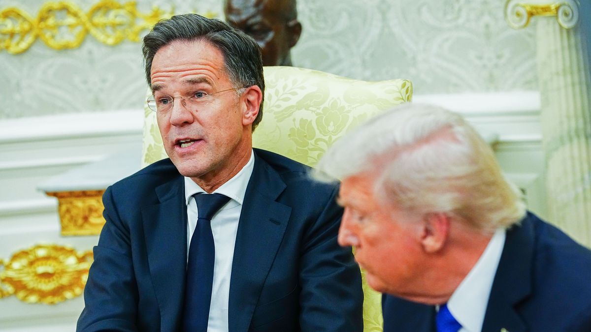 NATO Secretary General Mark Rutte speaks as he meets with US President Donald J. Trump in the Oval Office of the White House in Washington, DC, USA, 22 October 2025. The leaders met to discuss continued support for Ukraine. EPA/AARON SCHWARTZ / POOL Dostawca: PAP/EPA.
