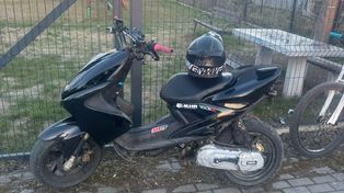 14-latek jechał skuterem na jednym kole. Stracił prawo jazdy na 3 miesiące