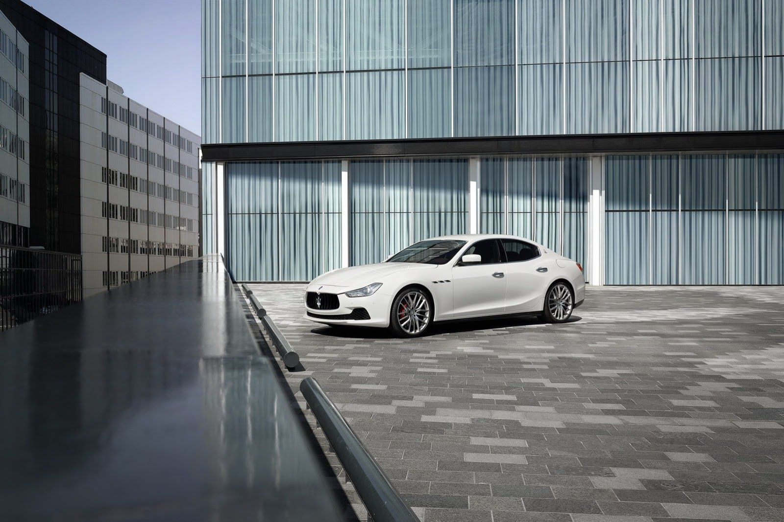 2014 Maserati Ghibli - Włosi wiedzą, co to piękno [galeria] 40
