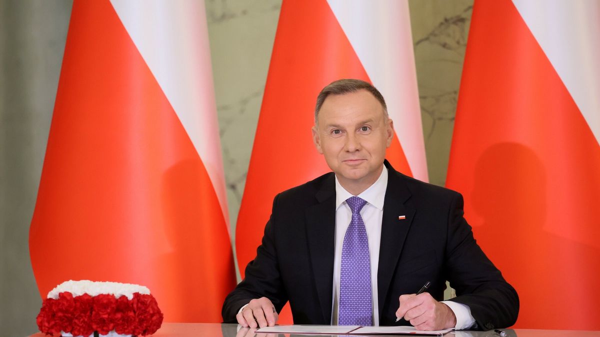 Prezydent Duda podpisa? nowelizacj? emerytur pomostowych
Fot. Pawel Wodzynski/East News Warszawa, 16.08.2023. Palac Prezydenckim. Uroczyste podpisanie przez prezydenta Andrzeja Dude nowelizacji ustawy o emeryturach pomostowych. N/z: Andrzej Duda.
Pawel Wodzynski