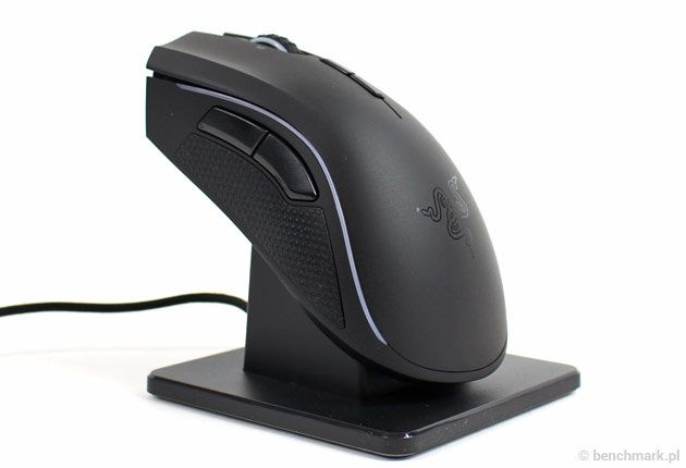 Razer Mamba Chroma - na ładowarce