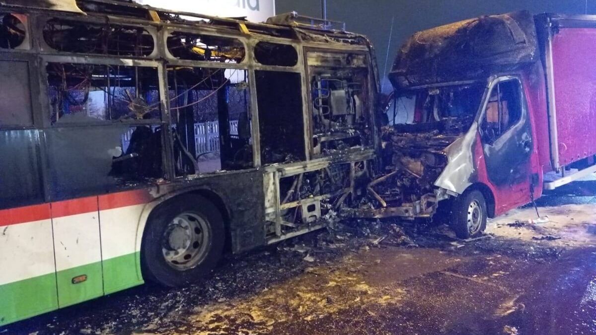 Renault uderzył w autobus miejski na ul. Pancerniaków, po czym oba pojazdy stanęły w ogniu