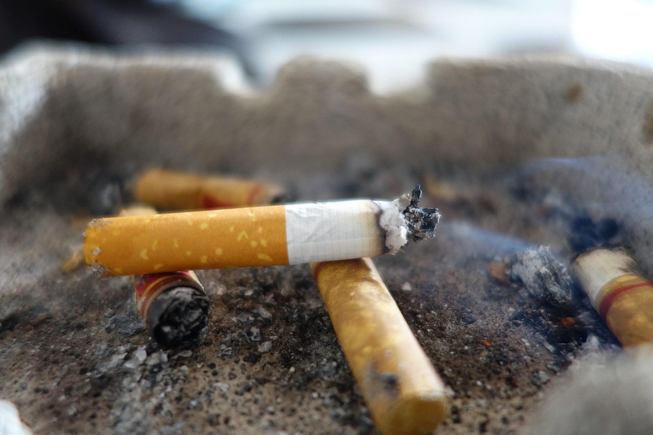 Francja wypowiada wojnę paleniu: zakaz obejmie plaże, parki i okolice szkół