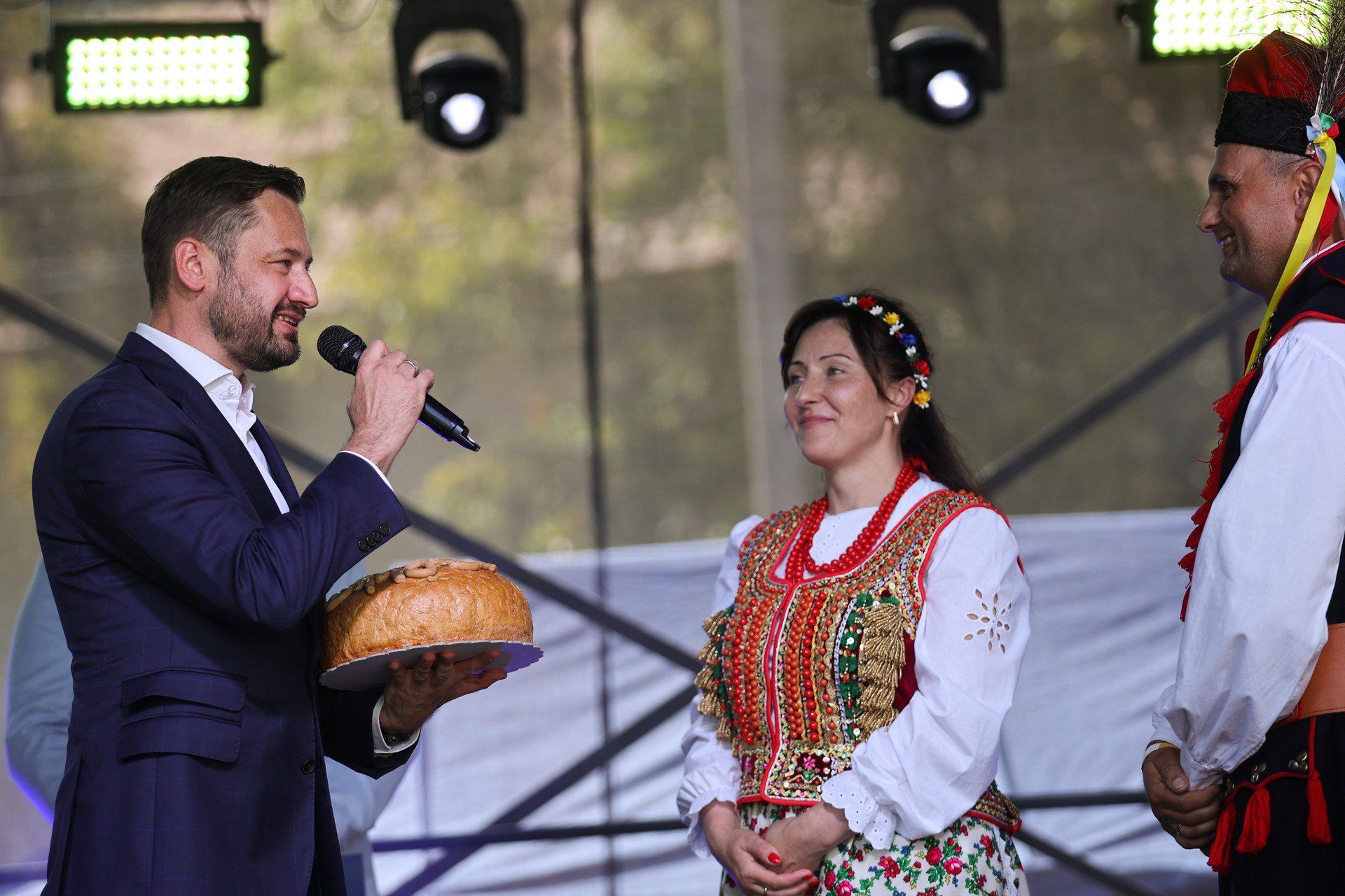 W tradycyjnych dożynkach w Pleszowie w Nowej Hucie udział wziął prezydent Krakowa Aleksander Miszalski.