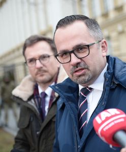 Posłowie PiS weszli do KPRM. "Ekspertyz nie ma"