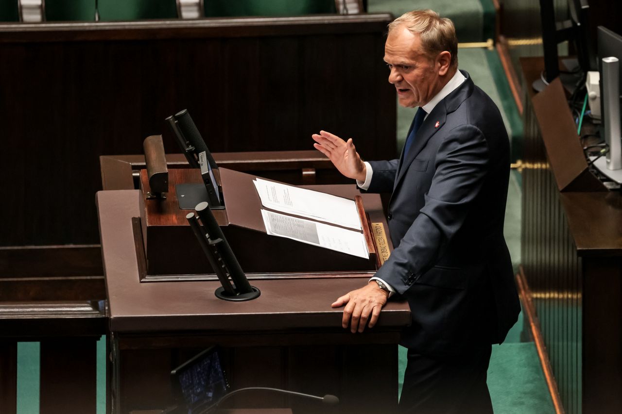Będą musieli oddać 800 plus. Tusk mówi o 52 tys. osób