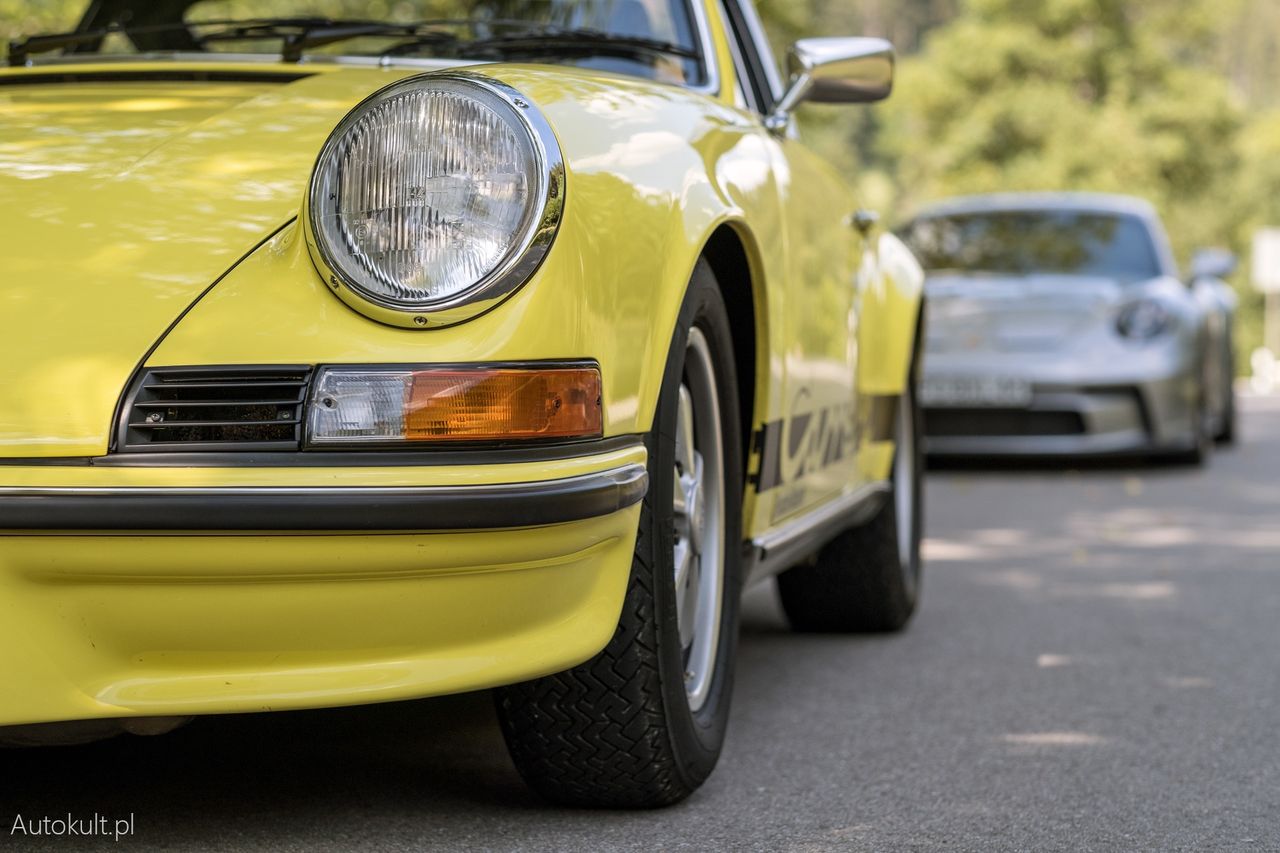 Porsche 911 GT3 Touring vs Porsche 911 Carrera RS 2.7