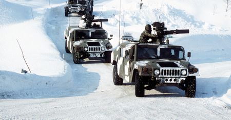 Humvee lecące bokiem? Zobacz jak amerykańscy marines trenują jazdę na śniegu