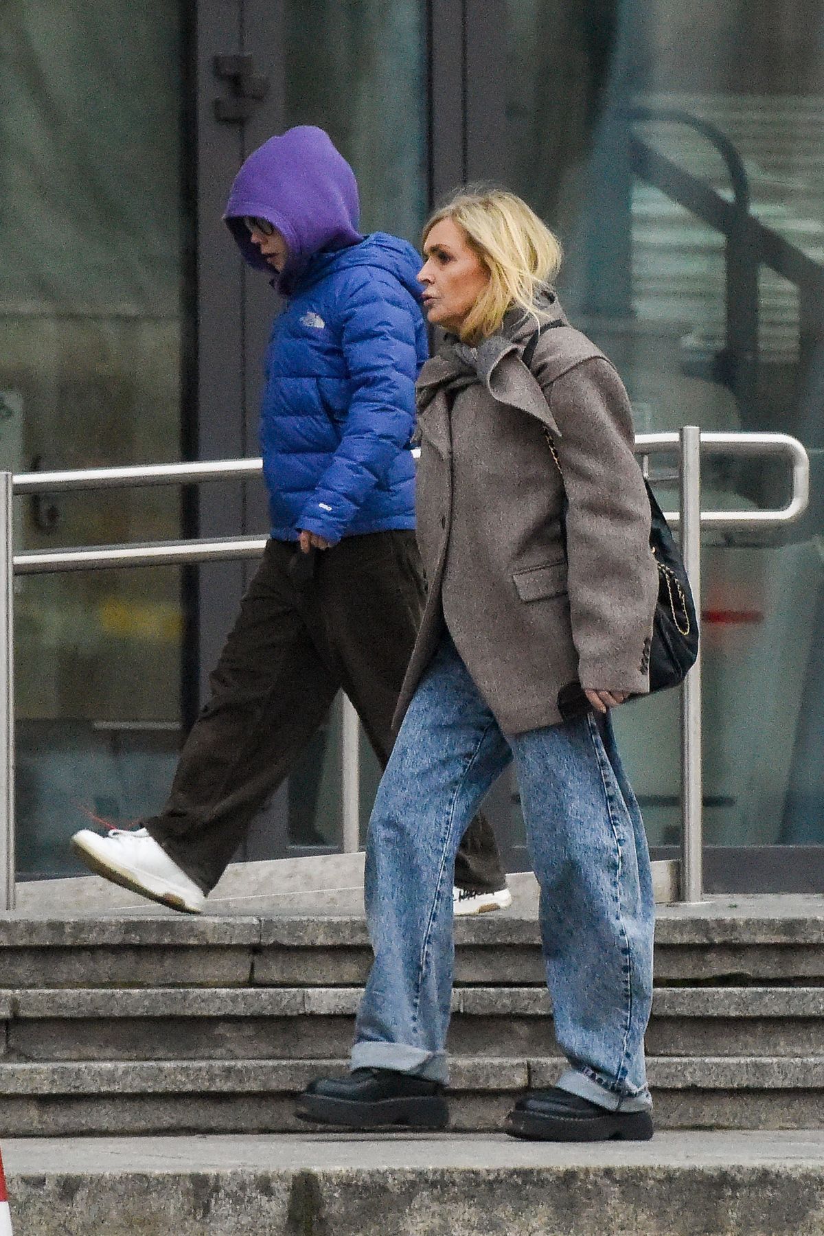 Odstawiona Monika Olejnik z torbą za 50 tysięcy odprowadza 10-letniego wnuka w sneakersach za 2,5 tysiąca (ZDJĘCIA)