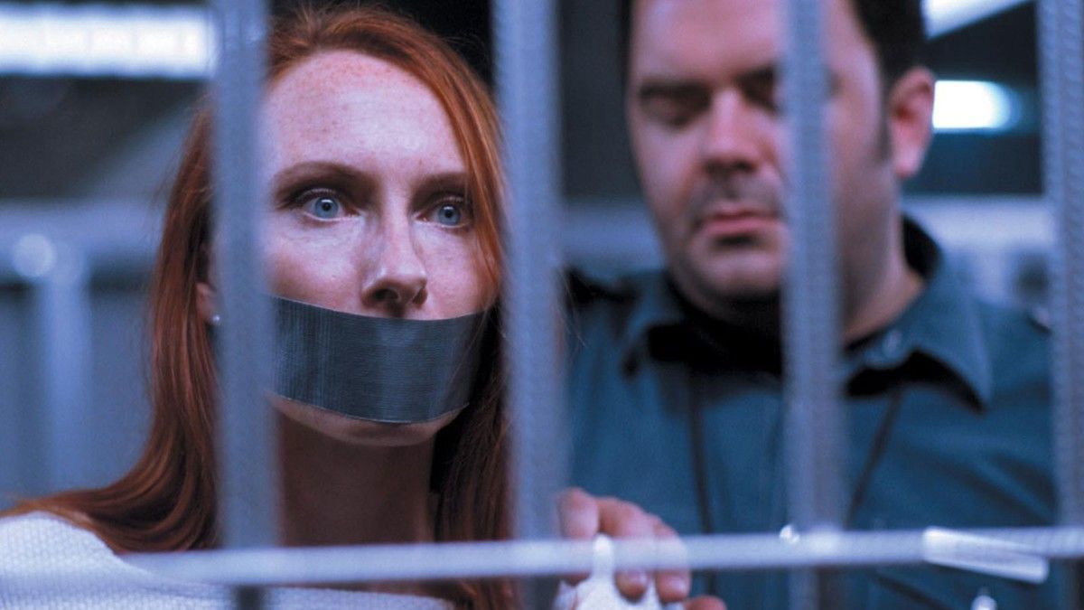 Kadr z filmu fabularnego "Das Experiment", opartego na eksperymencie stanfordzkim