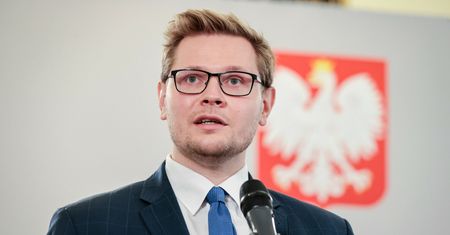 Szczepionka na COVID. Wiceminister zgłasza sprawę celebrytów do prokuratury