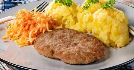 Znany dietetyk tłumaczy. Lepiej zostawić na talerzu mięso czy ziemniaki?
