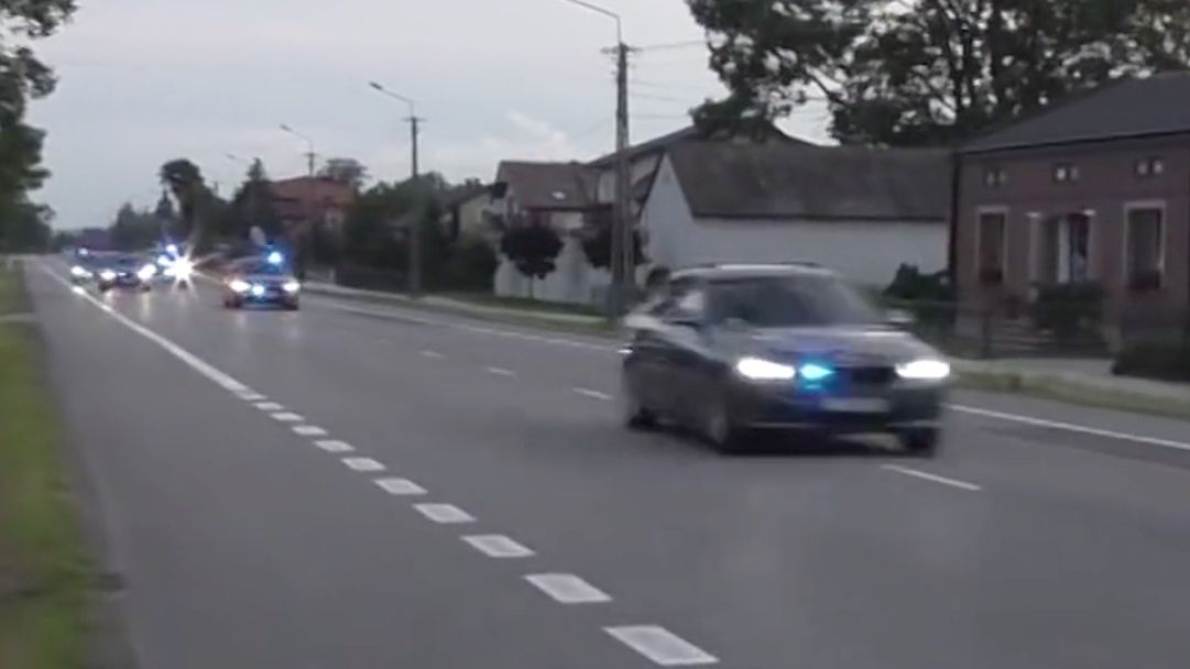 Brawurowy przejazd kolumny z Andrzejem Dudą