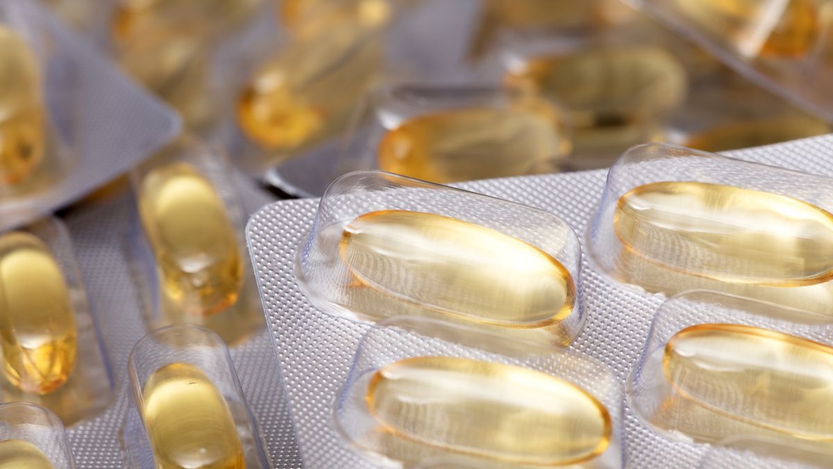 Blister Packs of Yellow Softgel Capsules
Close-up of multiple blister packs containing golden softgel capsules arranged in a scattered formation.
gece33