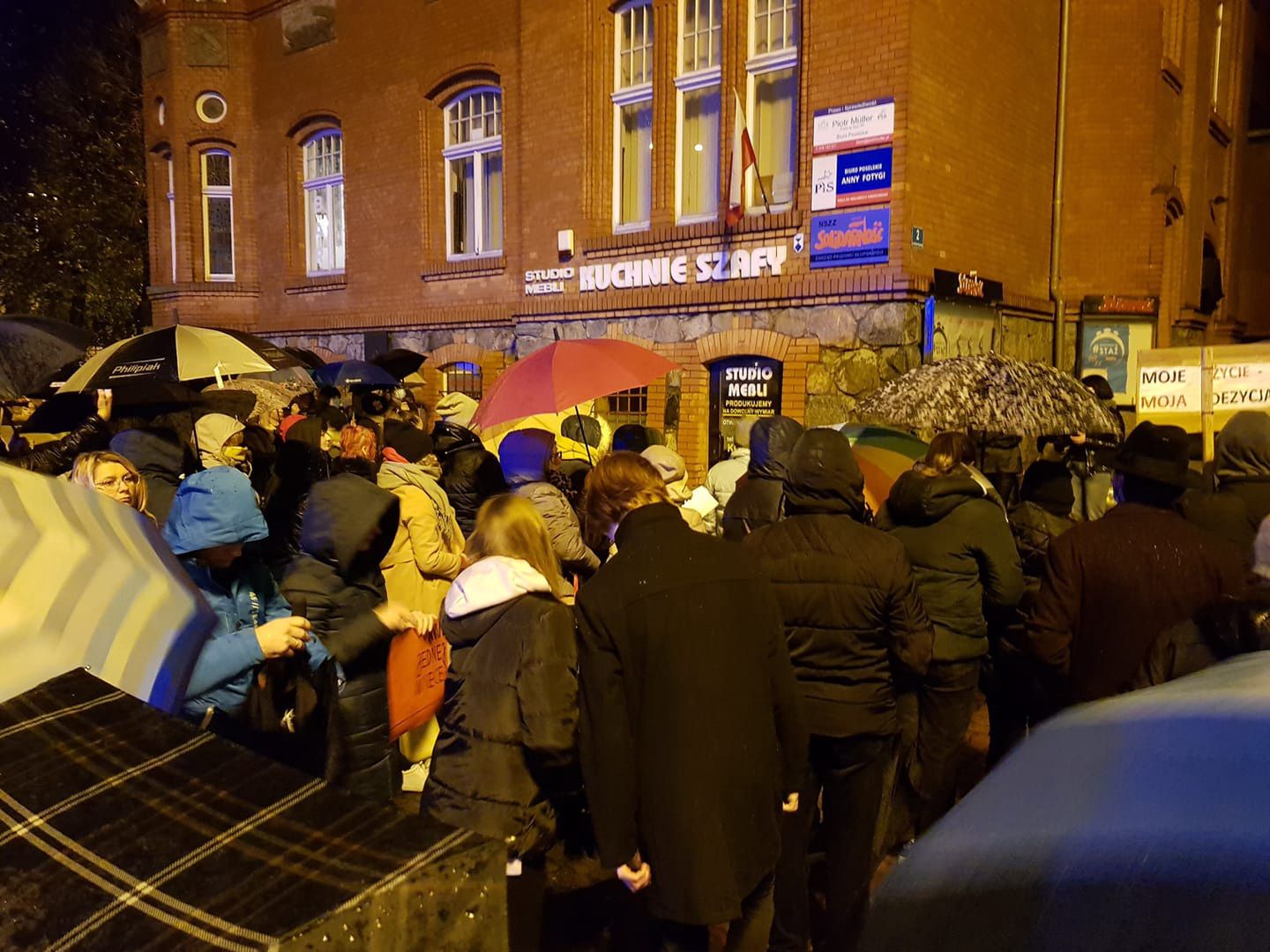 Protesty po śmierci 30-letniej Izabeli. W Słupsku manifestacje pod biurem PiS