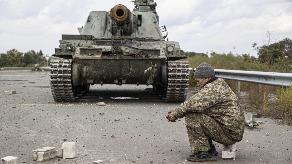 Russia-Ukraine war
IZIUM, KHARKIV, UKRAINE - SEPTEMBER 28: A Ukrainian soldier rests in front of a Russian armored vehicle left behind at the street after Russian Forces withdrawal from the Izium city, Kharkiv Oblast, Ukraine on September 28, 2022. Metin Aktas / Anadolu Agency/ABACAPRESS.COM 
Dostawca: PAP/Abaca
AA/ABACA
Russia,Ukraine,war