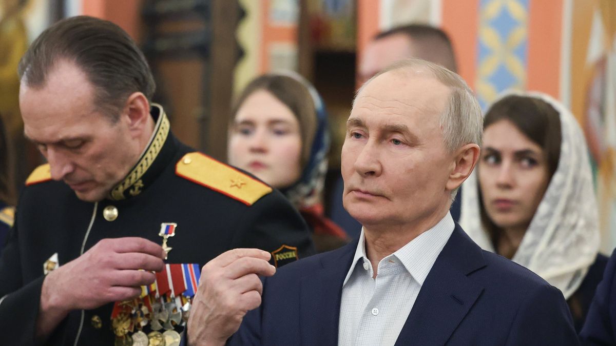 Russian President Vladimir Putin (C) attends the Christmas Service at a Church in Moscow region, Russia, 07 January 2026. The Russian Orthodox church celebrates Christmas on 07 January according to the Julian calendar. EPA/VYACHESLAV PROKOFYEV/SPUTNIK/KREMLIN POOL MANDATORY CREDIT Dostawca: PAP/EPA.