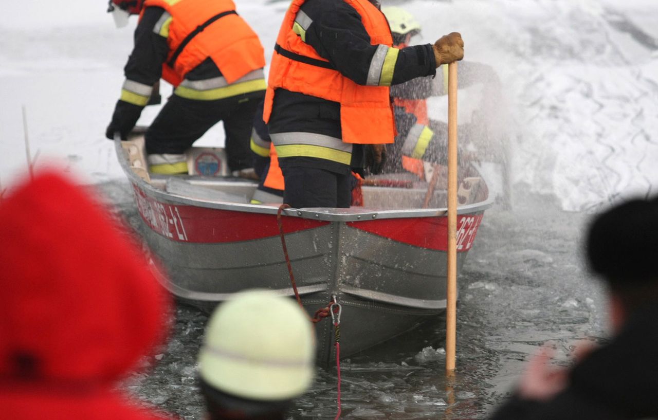 Poznań. Ze stawu wyłowiono ciało mężczyzny. Najpierw znaleziono psa