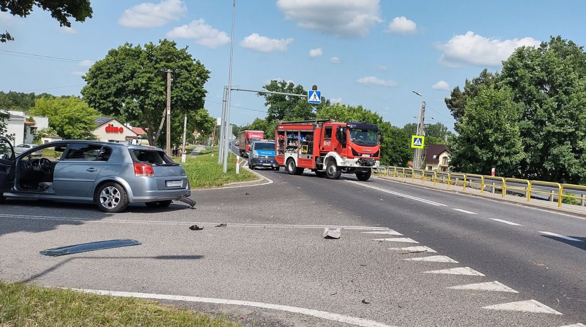 Poważny wypadek w Krośnie Odrzańskim. Motocyklista zderzył się z oplem