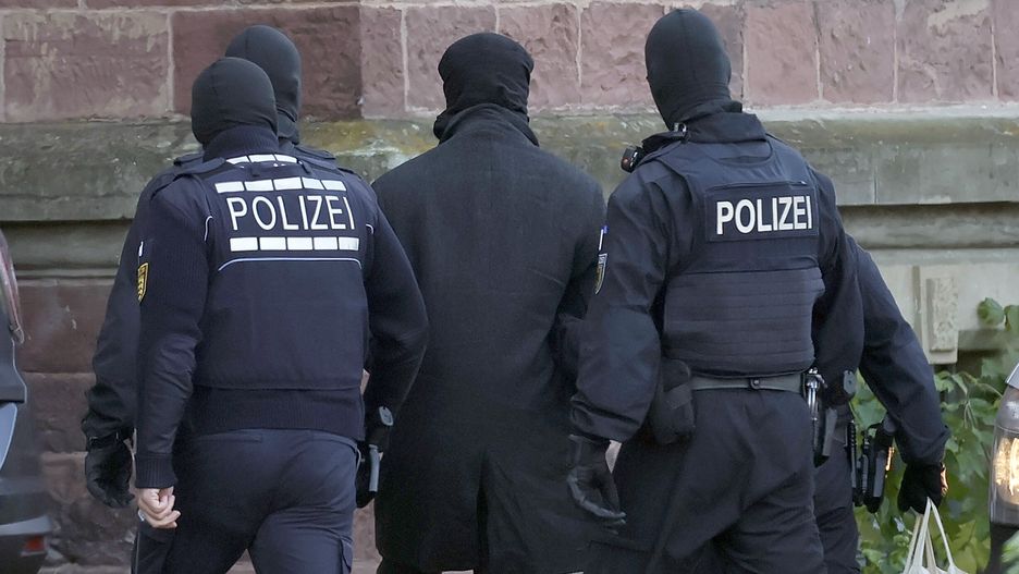 Federal Police officers escort an arrested man, suspected member of a right-wing extremist terrorist organization, out from the helicopter for his arraignment at the Federal Supreme Court (BGH) in Karlsruhe, Germany, 05 November 2024. Germany's Federal Public Prosecutor's Office announced on 05 November that eight German nationals were taken into custody in the execution of arrest warrants issued by the Investigating Judge at the Federal Court of Justice. The arrested are suspected of participating as members in the domestic terrorist organization 'Saxonian Separatists', a militant group whose ideology is characterized by racist, anti-Semitic and partially apocalyptic ideas. EPA/RONALD WITTEK Dostawca: PAP/EPA.